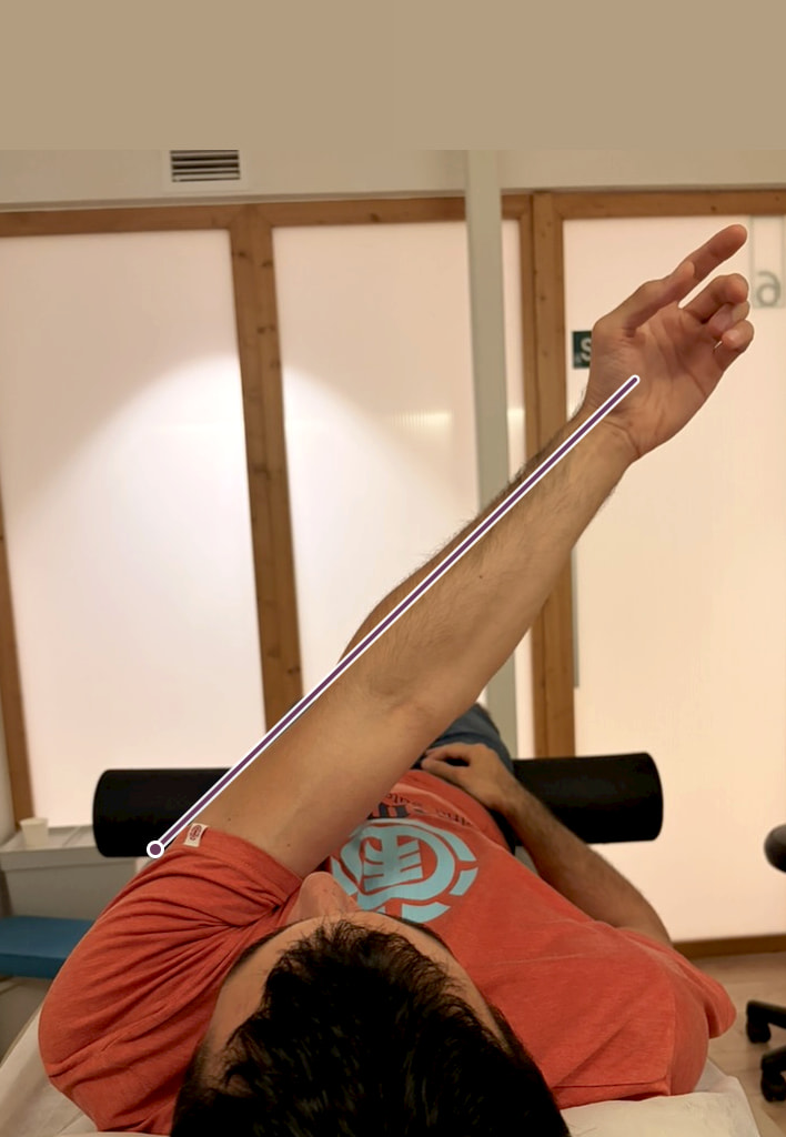 Después de los estímulos: persona tumbada con el brazo elevado en una posición más abierta
