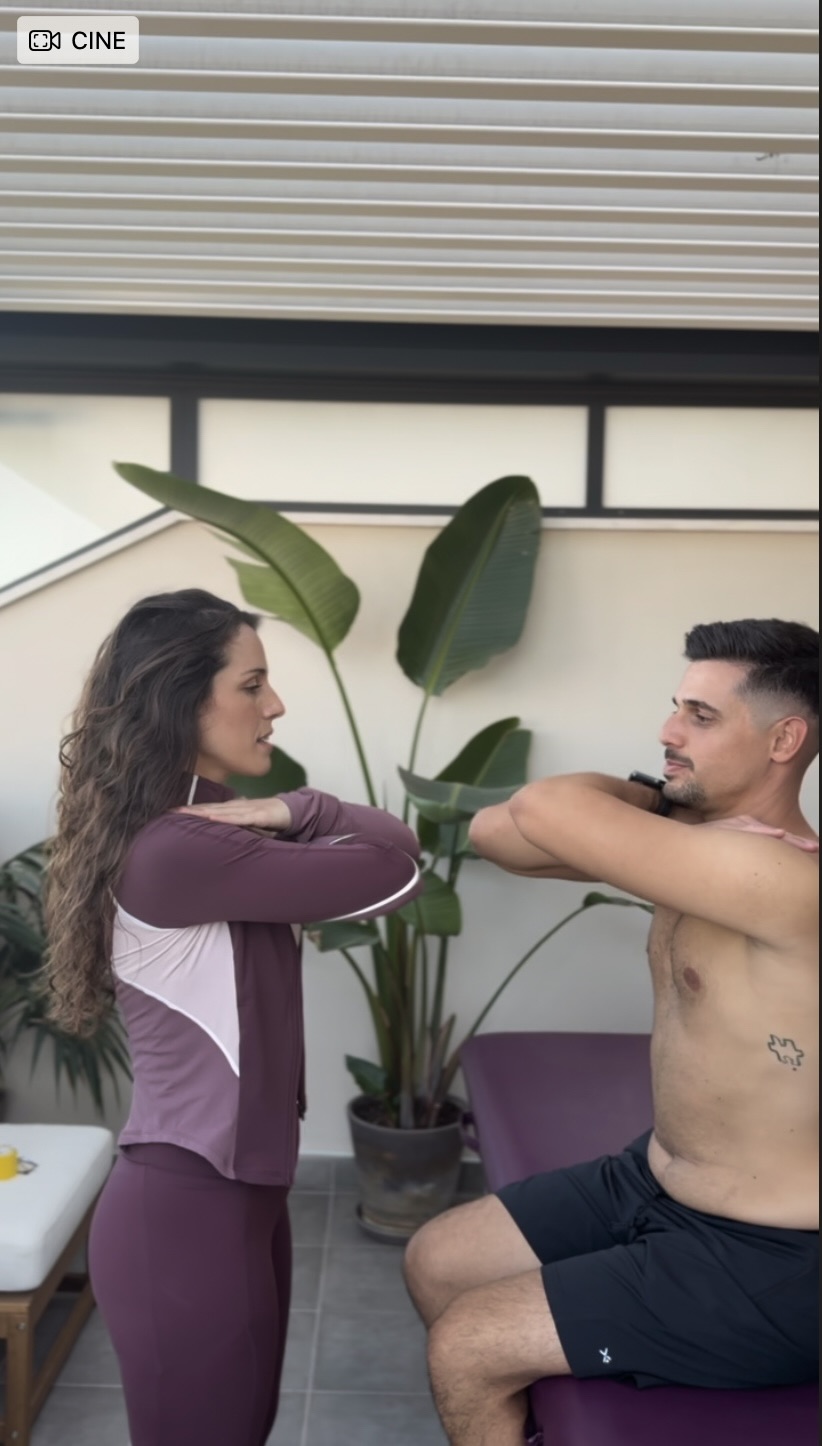 Elena observa el movimiento de un paciente durante una valoración